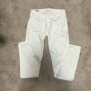 White Levi’s Skinny Jeans